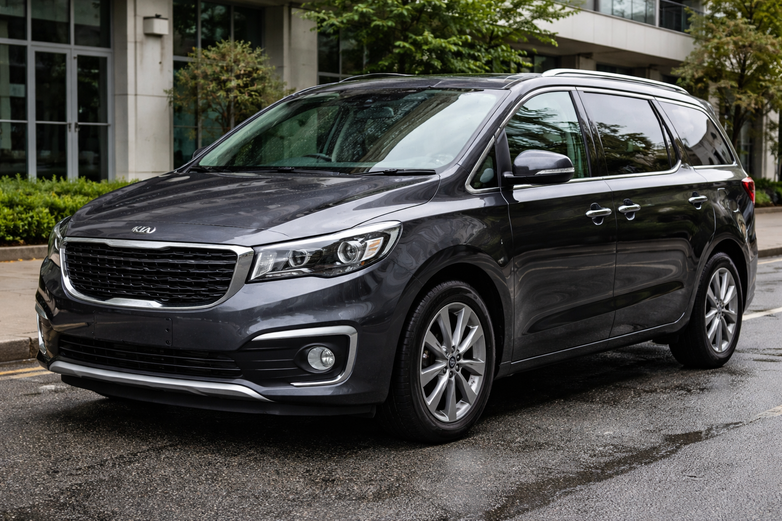 Kia Carnival Frontview